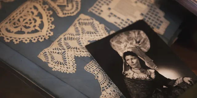 Antike Spitze und ein Schwarz-Weiß-Foto einer Frau