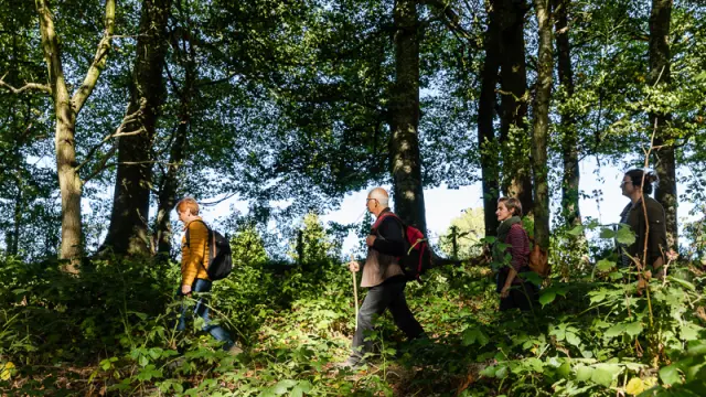 Groupe de personnes marchant dans la campagne à Coutances