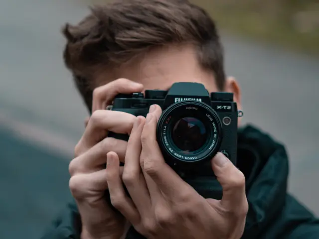 Homme utilisant un appareil photo Fujifilm X-T2