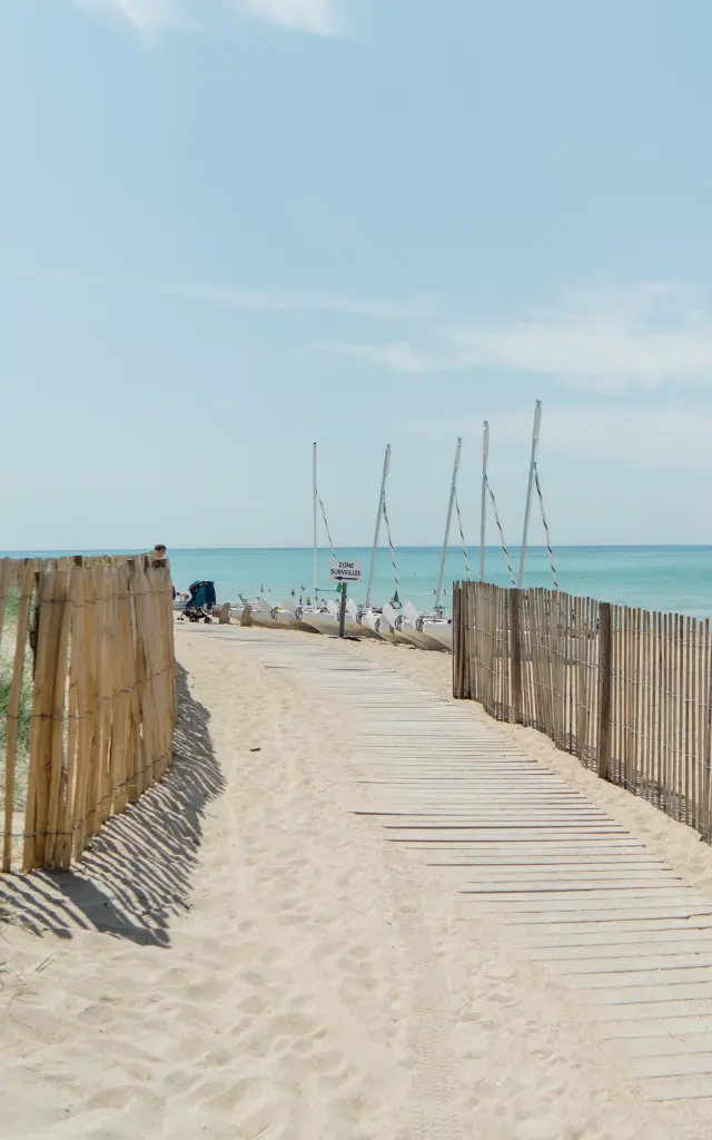 Accès aménagé pour la plage de Hauteville sur Mer