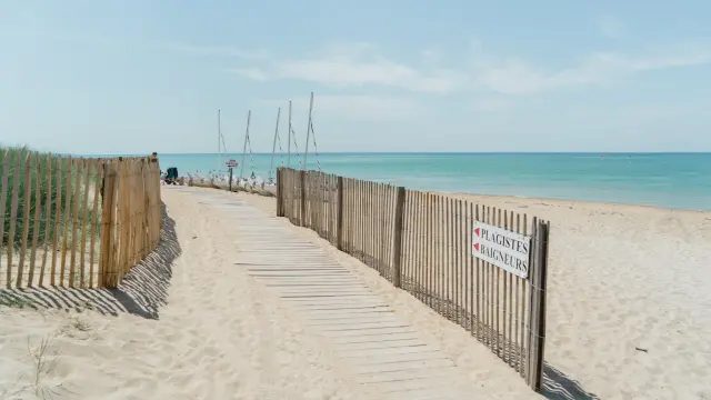Accès aménagé pour la plage de Hauteville sur Mer