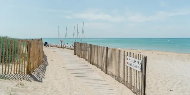 Accès aménagé pour la plage de Hauteville sur Mer