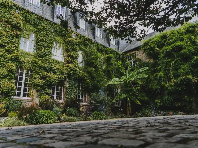 Cour du musée Quesnel Morinière