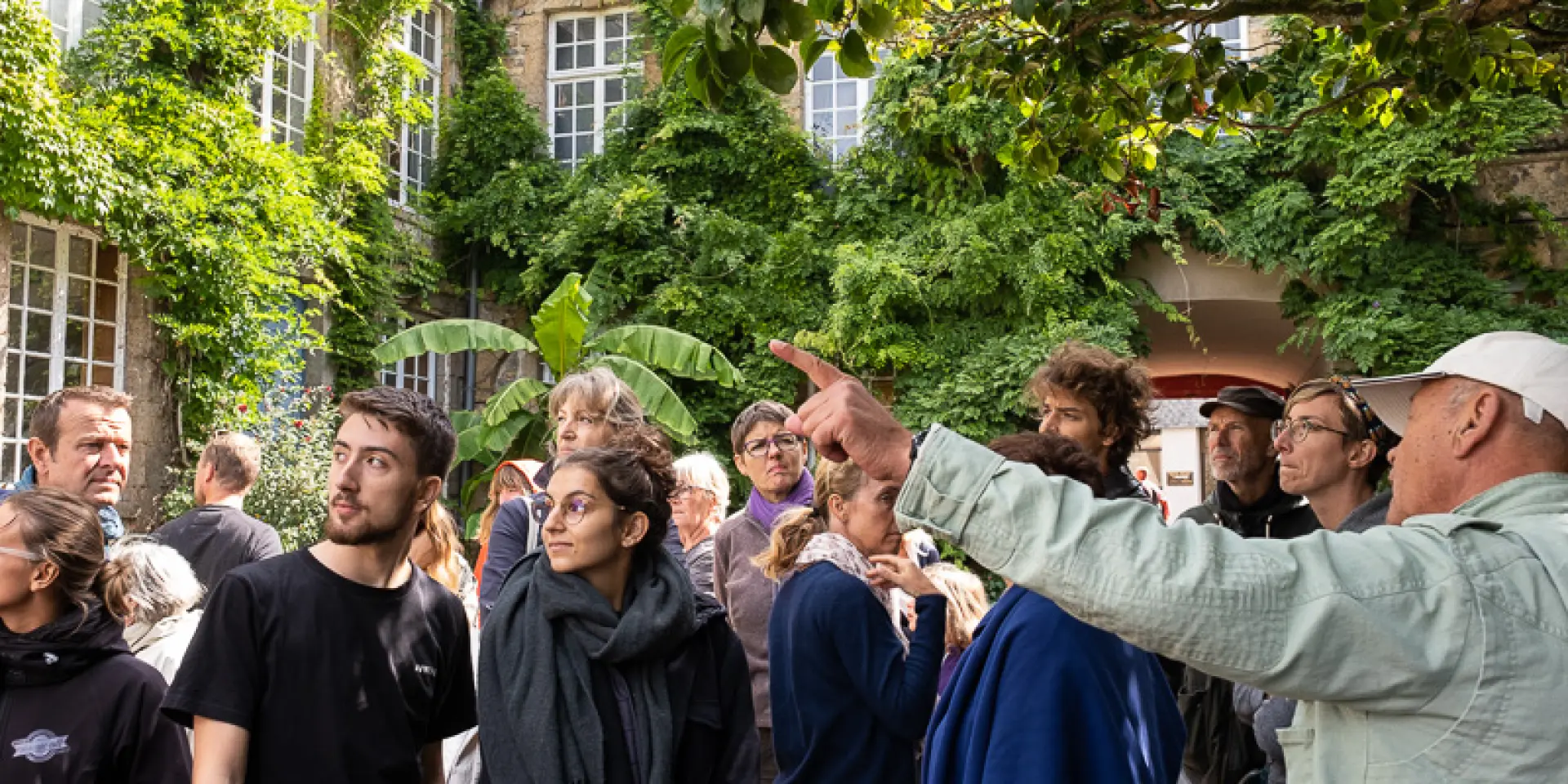 Un groupe de personnes lors d'une visite guidée dans la cour du Musée Quesnel Morinière de Coutances