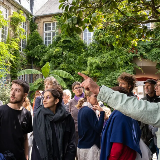 Un groupe de personnes lors d'une visite guidée dans la cour du Musée Quesnel Morinière de Coutances