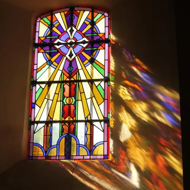 Un vitrail coloré avec des motifs dans l'église de La Baleine