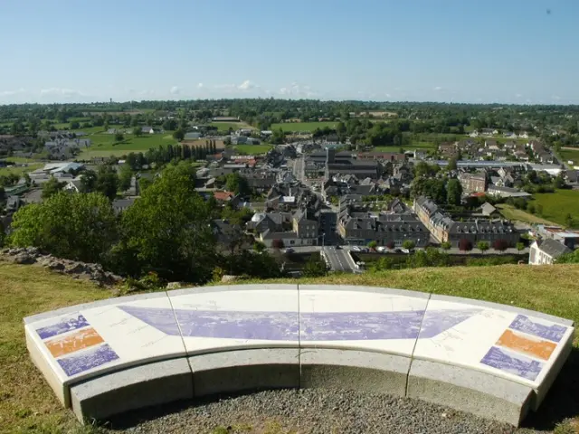 Vue panoramique de Gavray depuis le Site archéologique des ruines du château de Garvay