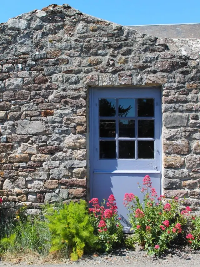 Porte bleue avec une fenêtre à six carreaux à Regnéville sur Mer