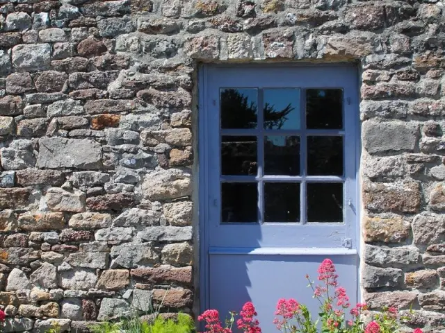 Porte bleue avec une fenêtre à six carreaux à Regnéville sur Mer