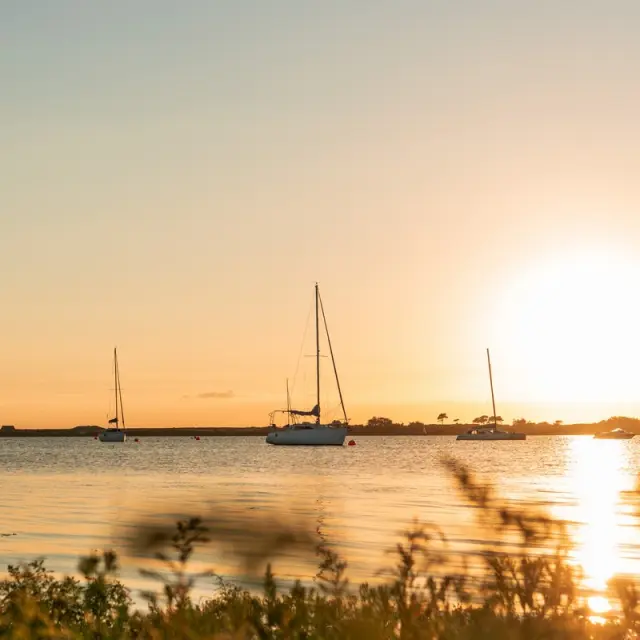 Bateaux sur l'eau au coucher du soleil dans le havre de Regnéville