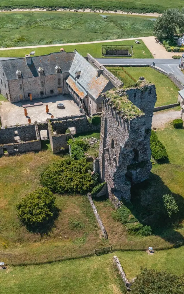 Vue aérienne du château de regnéville sur Mer