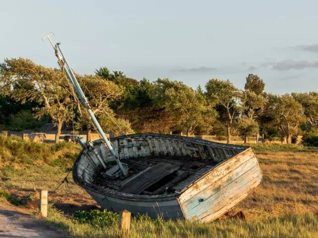 Un vieux bateau échoué près du port de Regnéville sur Mer