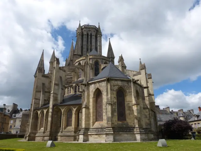 Cathédrale gothique avec des flèches pointues et des vitraux
