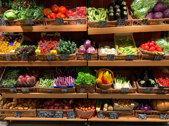 Étals de marché remplis de divers légumes frais et colorés