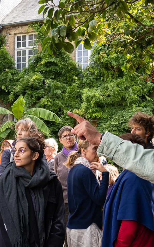 Un groupe de personnes lors d'une visite guidée dans la cour du Musée Quesnel Morinière de Coutances