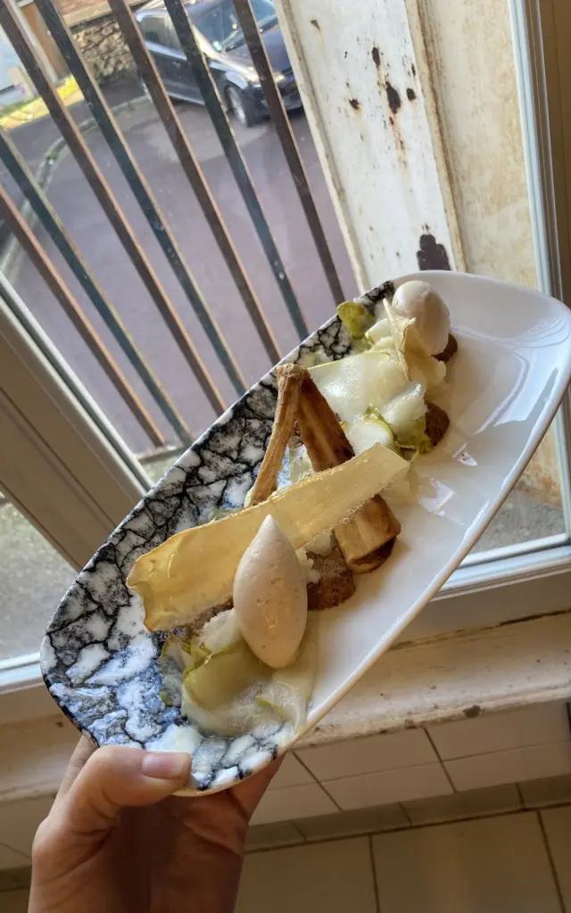 Assiette de dessert avec des fruits, des biscuits au restaurant A 3 paset de la crème