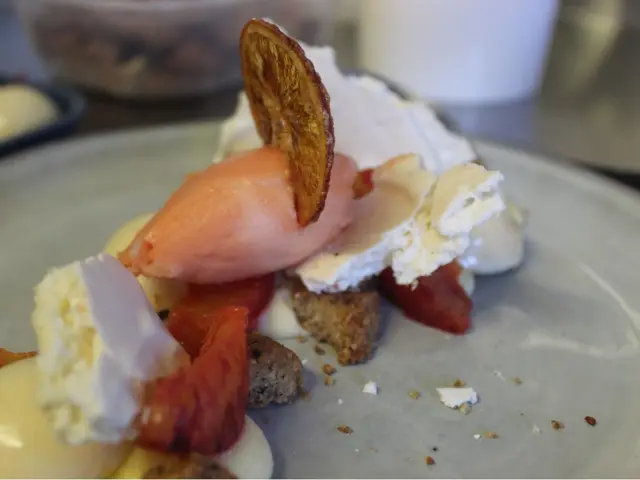 Assiette de dessert avec crème, fruits et biscuit au restaurant A 3 pas de Coutances