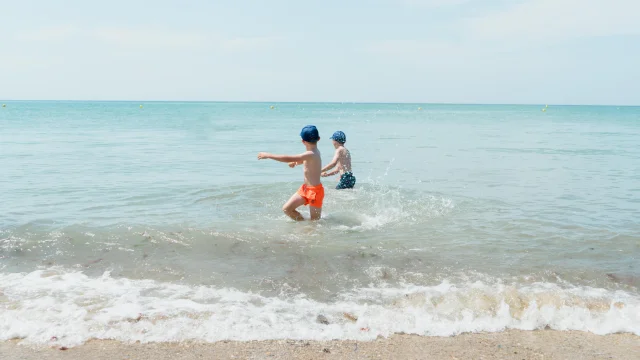 Enfants plage de Hauteville-sur-Mer