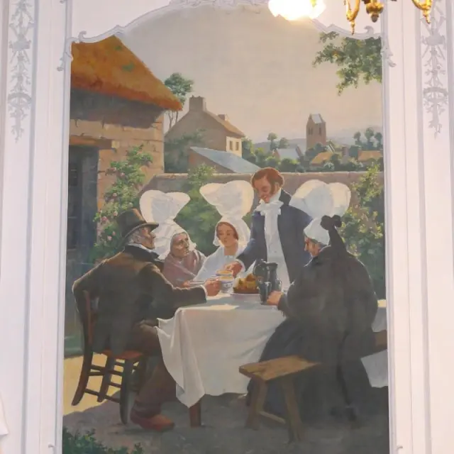 Groupe de personnes assises autour d'une table pour un repas en plein air : salle des mariages de Coutances