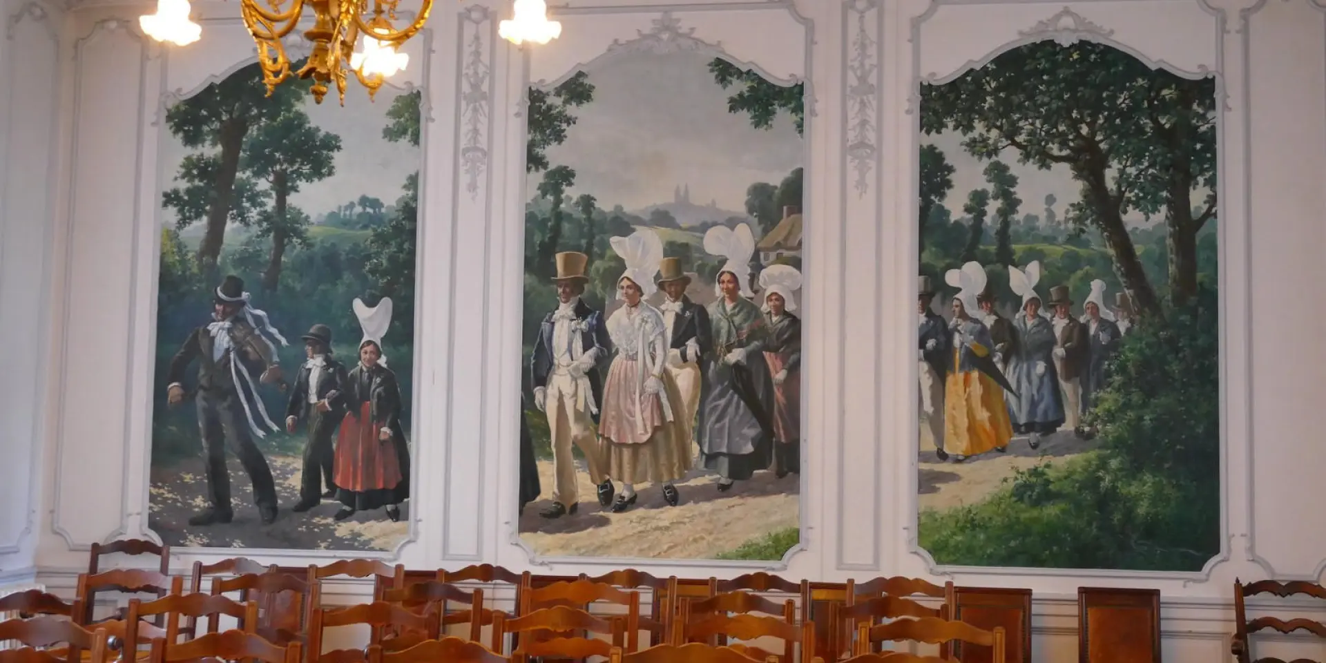Peinture murale représentant des personnes en costumes traditionnels dans un paysage - salle des mariages de Coutances