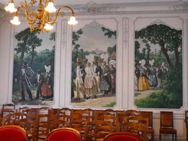 Peinture murale représentant des personnes en costumes traditionnels dans un paysage - salle des mariages de Coutances