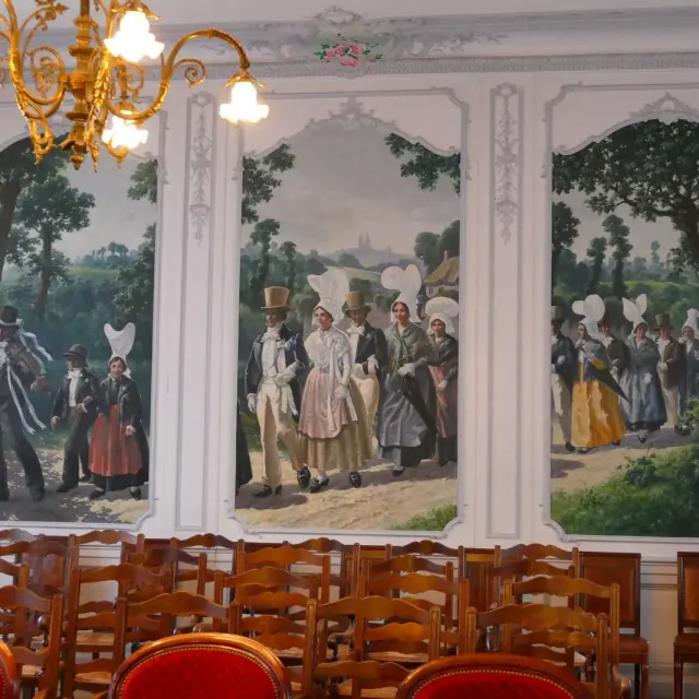 Trois tableaux muraux représentant une scène historique avec des personnages en costume d'époque