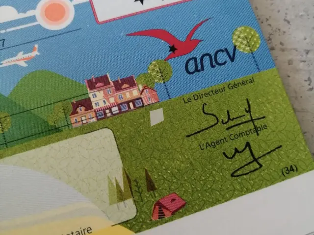 Ticket de réduction ANCv de 10 euros avec un dessin de maison et d’arbres
