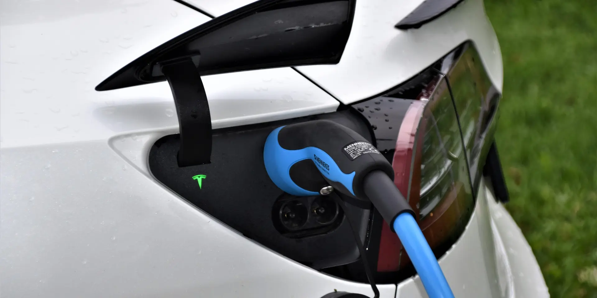 Prise de recharge d'une voiture électrique branchée