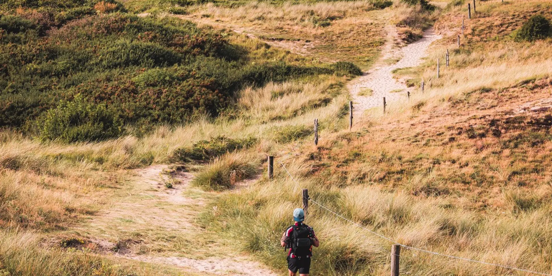 Personne marchant sur un sentier dans les dunes près de la mer à Blainville-sur-Mer