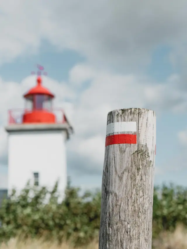 Phare de la pointe d'Agon et balisage de randonnée