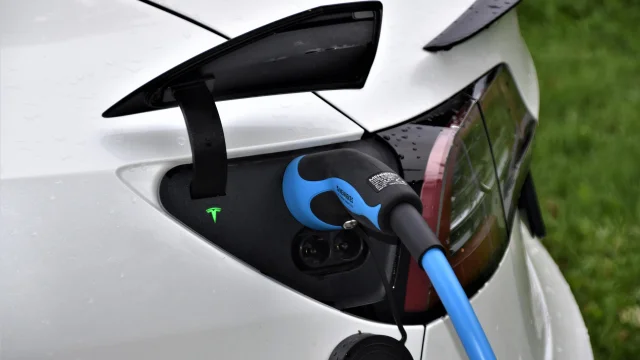 Prise de recharge d'une voiture électrique branchée