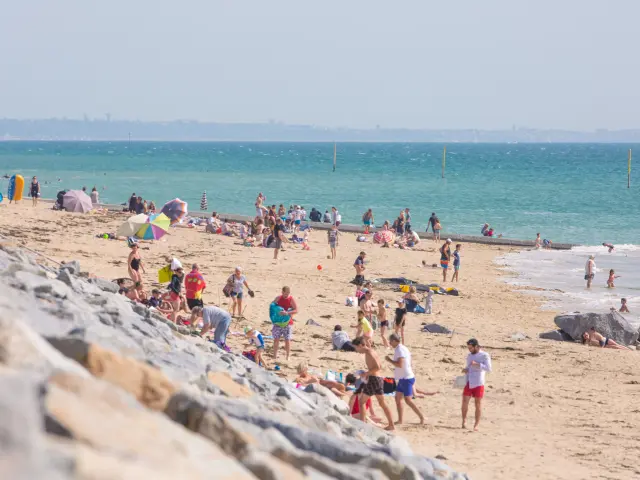 Personnes profitant d'une journée ensoleillée à la plage de Agon Coutainville