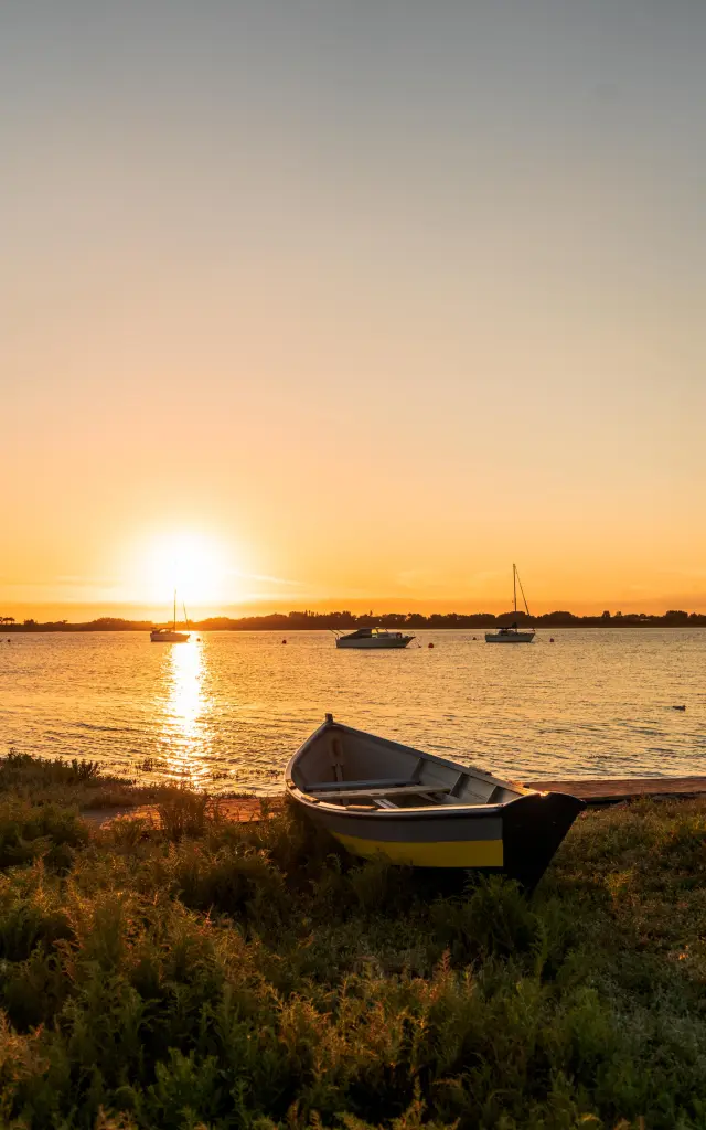 Un petit bateau est échoué sur le bord du havre de Regnéville sur mer