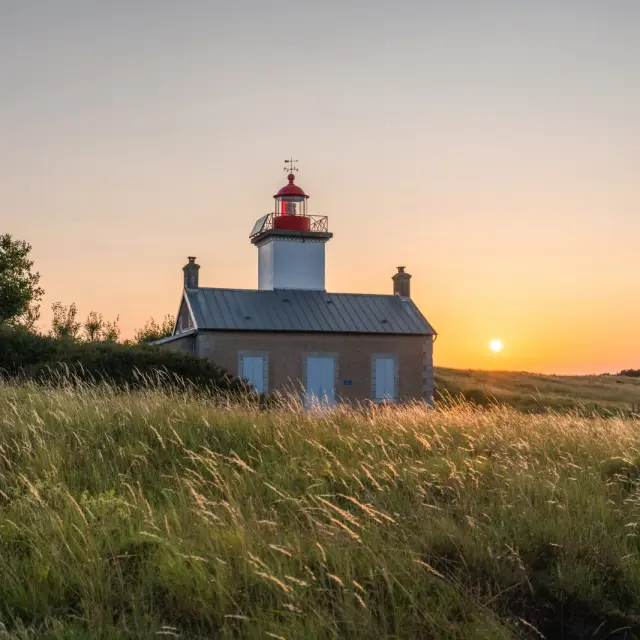 Phare de la pointe d'Agon au coucher de soleil