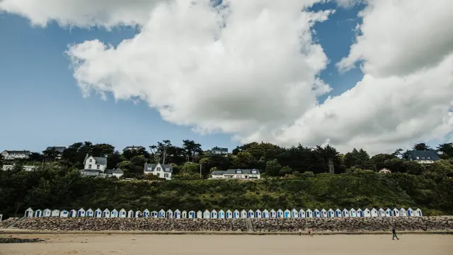 Weiße Strandhütten in einer Reihe auf einem Sandstrand