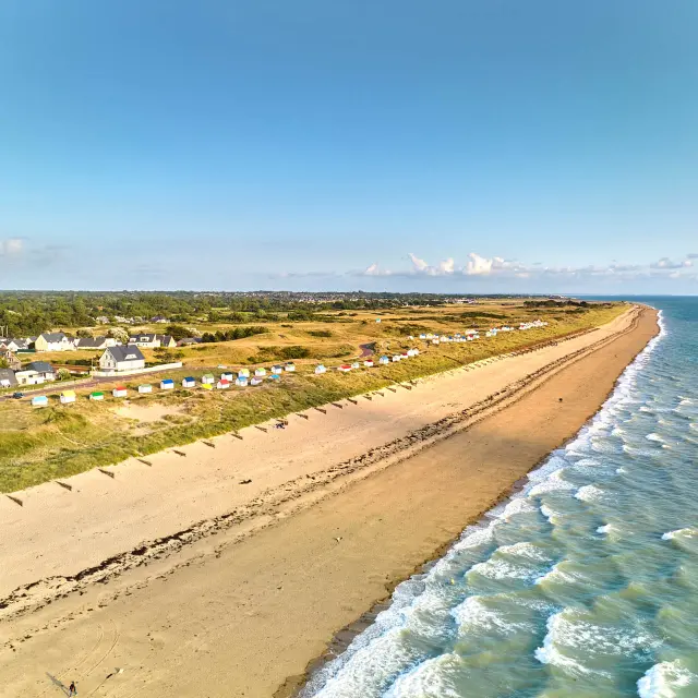 Vue du ciel de la plage et des cabines de Gouville sur Mer