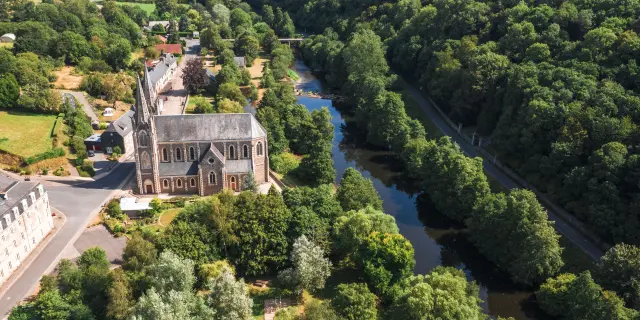 Steinkirche mit einem gewundenen Fluss und einer angrenzenden Straße