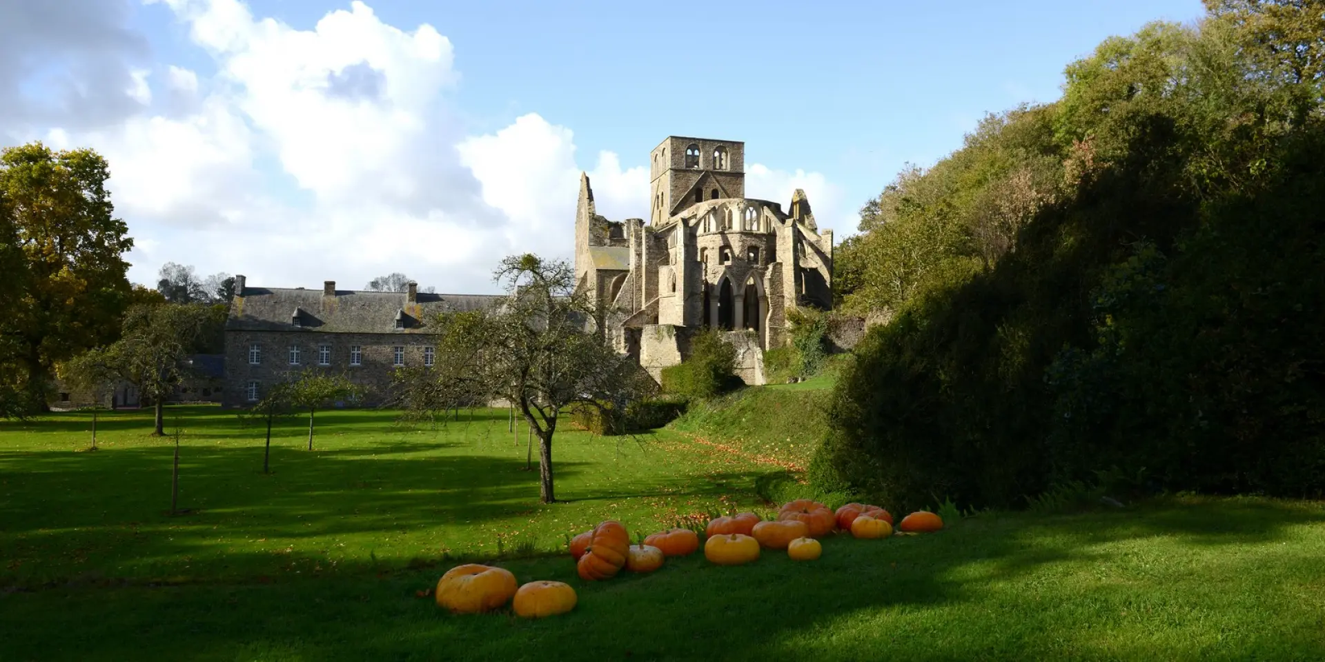 Abbaye de Hambye en automne