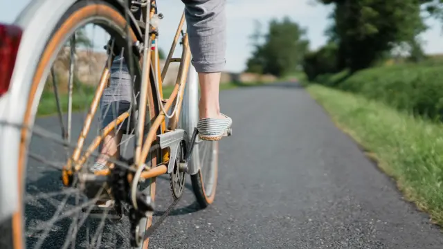 Deux vélos attachés à un poteau métallique sur un ponton en bois