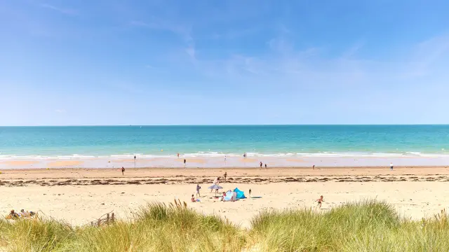 Personnes profitant d'une journée ensoleillée à la plage de Gouville sur Mer