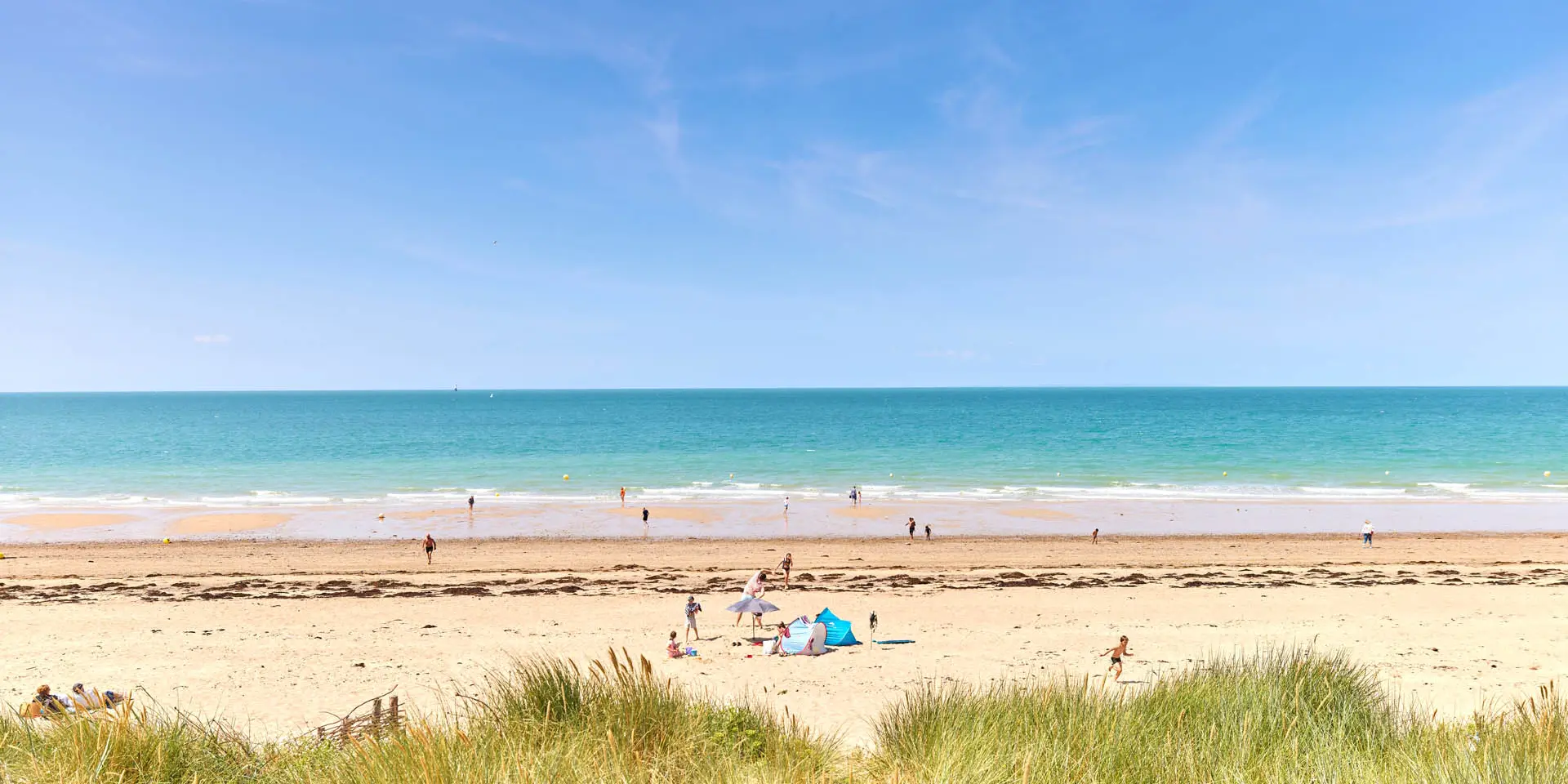 Personnes profitant d'une journée ensoleillée à la plage de Gouville sur Mer