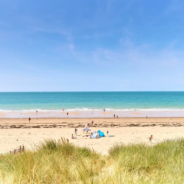 Personnes profitant d'une journée ensoleillée à la plage de Gouville sur Mer