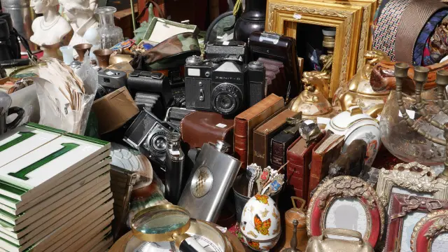 Collection d'objets anciens et de brocante vintage