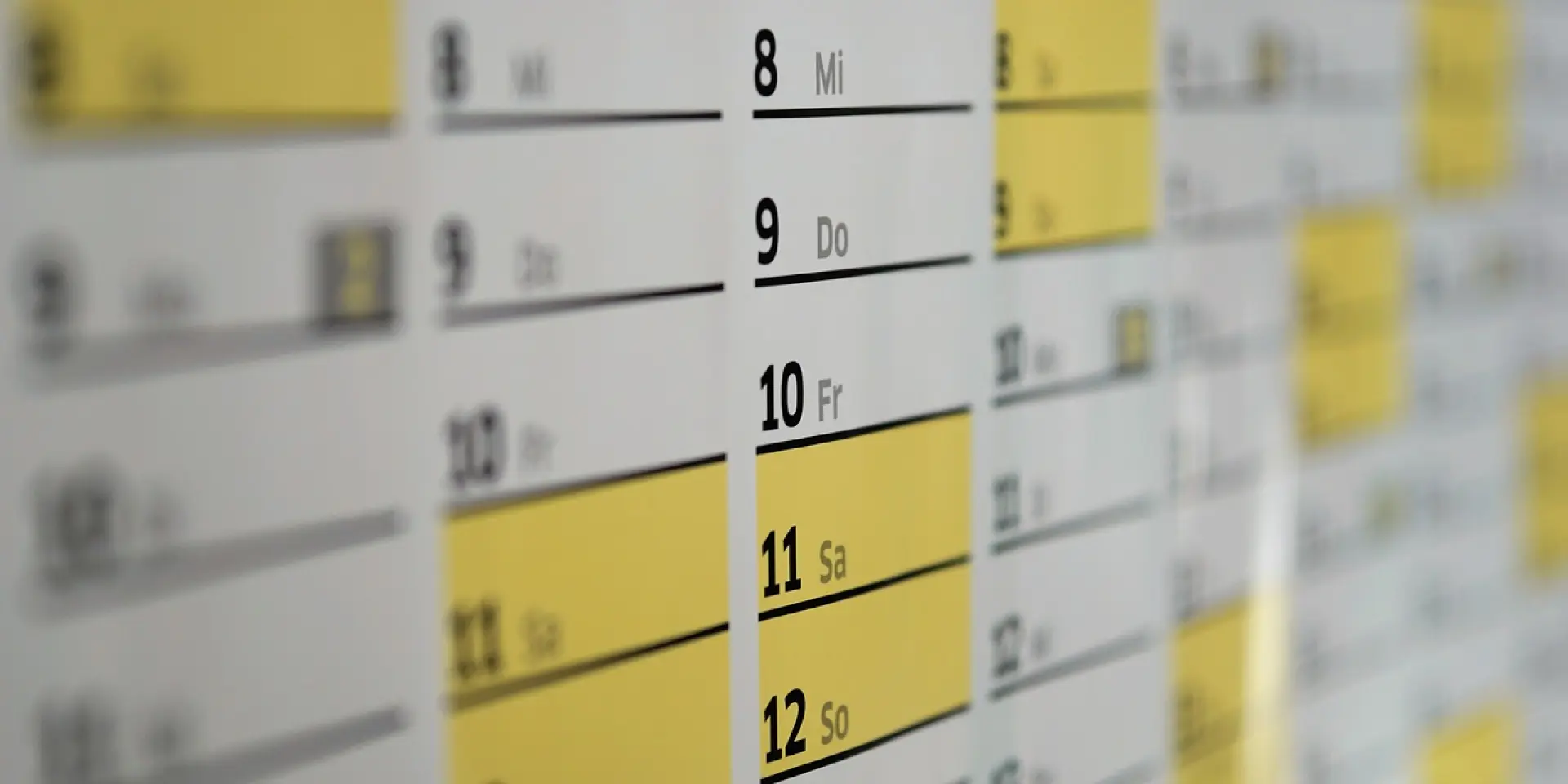 Calendrier mensuel avec des jours marqués en jaune
