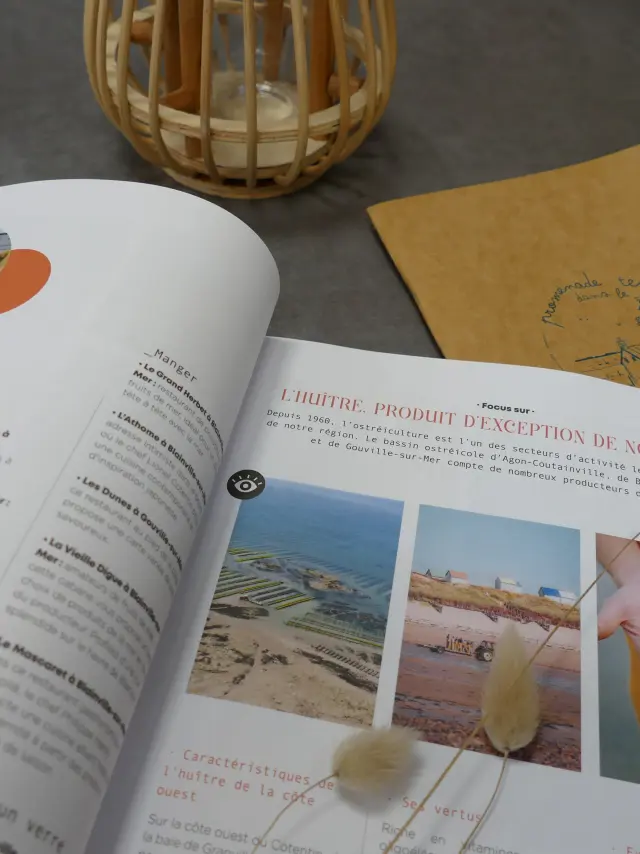 Livre ouvert sur les huîtres avec des images et du texte : carnet de voyage 2024 de Coutances Tourisme