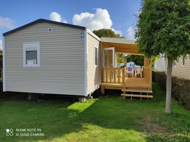 Mobil-home beige avec terrasse en bois et escalier au camping le ronquet de Agon Coutainville