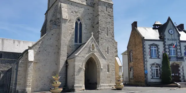 Église en pierre avec une porte gothique et une mairie à côté à Saint Sauveur Lendelin