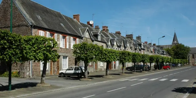 Rue bordée de maisons en pierre à Saint Denis Le Gast