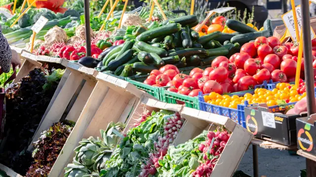 Étals de marché remplis de divers légumes frais à Gavray sur Sienne