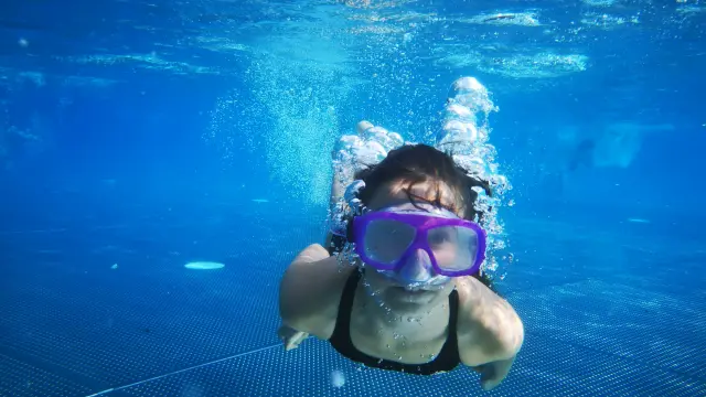 Plongeur avec masque et tuba sous l'eau